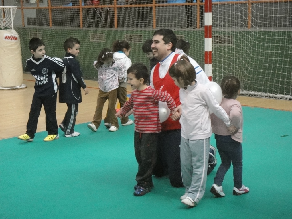 Este sábado el ayuntamiento de Salamanca, dentro de su programa prebenjamín para escolares salmantinos organizó la actividad de deporte adaptado - deporte paralímpico con el doble objetivo de educar y divertir; baloncesto en silla de ruedas, goalball, boccia, volei sentados, y otras pruebas y juegos hicieron las delicias de los infantes entre 4 y 8 años. Aviva fue la encargada a través de sus técnicos y monitores de desarrollar este programa que también tiene continuidad en los centros educativos de Salamanca y su provincia.